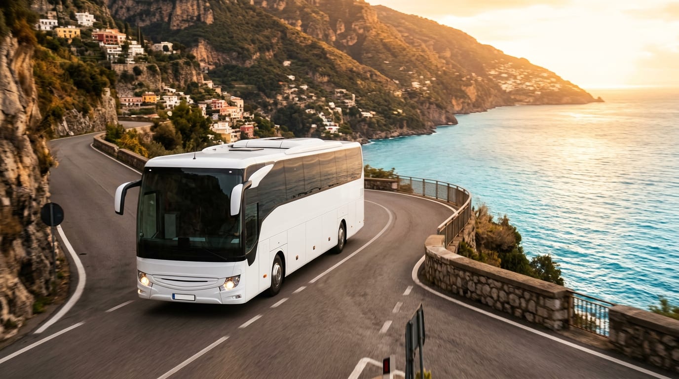 Pullman da turismo su strada panoramica